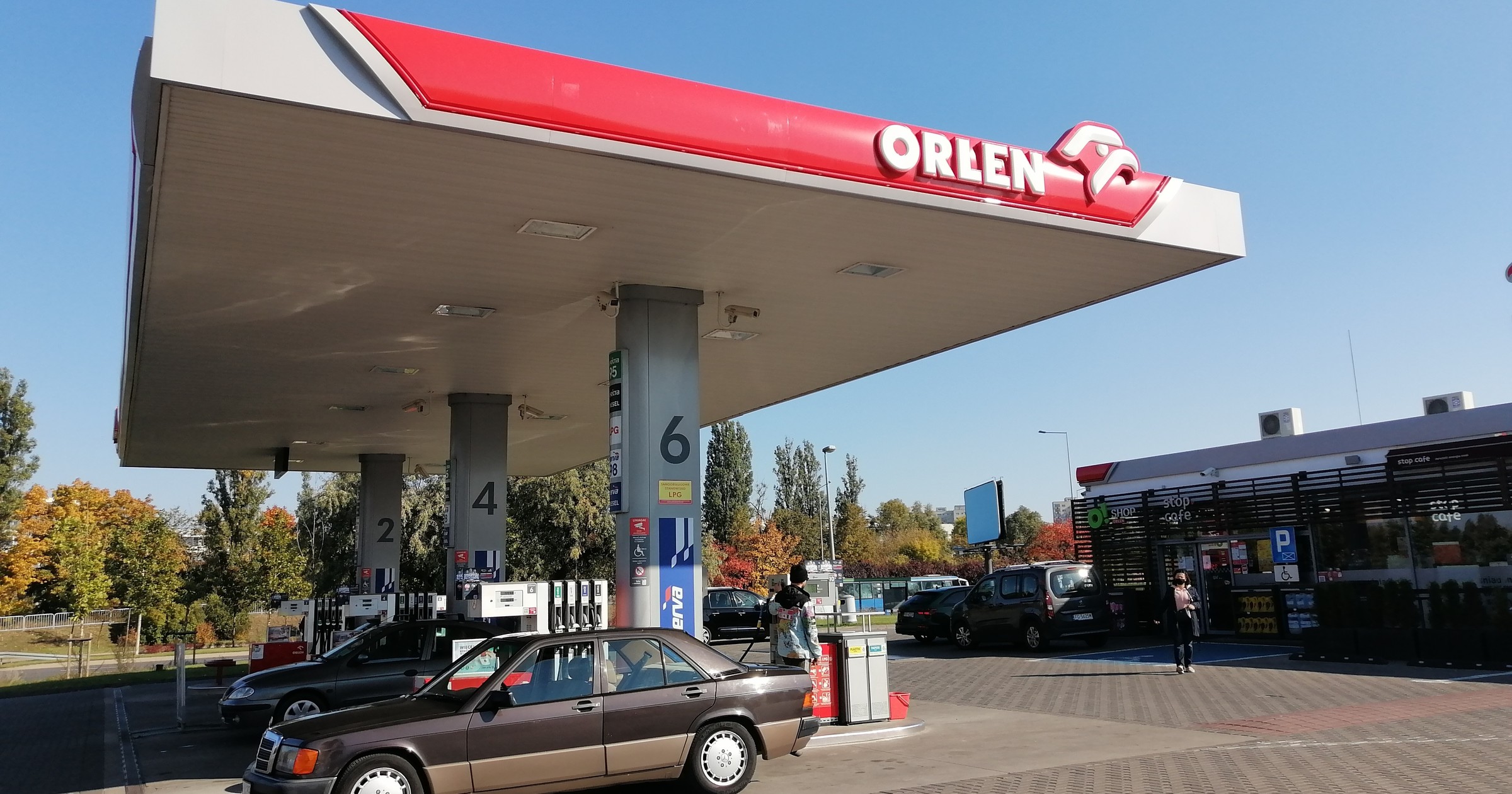 Z powodu obniżonych cen na stacjach Orlen pojawia się wielu kierowców. Zdjęcie ilustracyjne