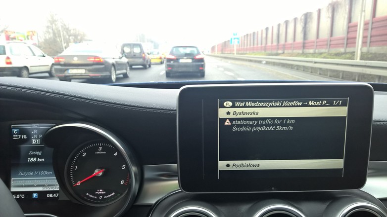 Informacje o korkach w trakcie jazdy - serwis TomTom Traffic w Mercedesie