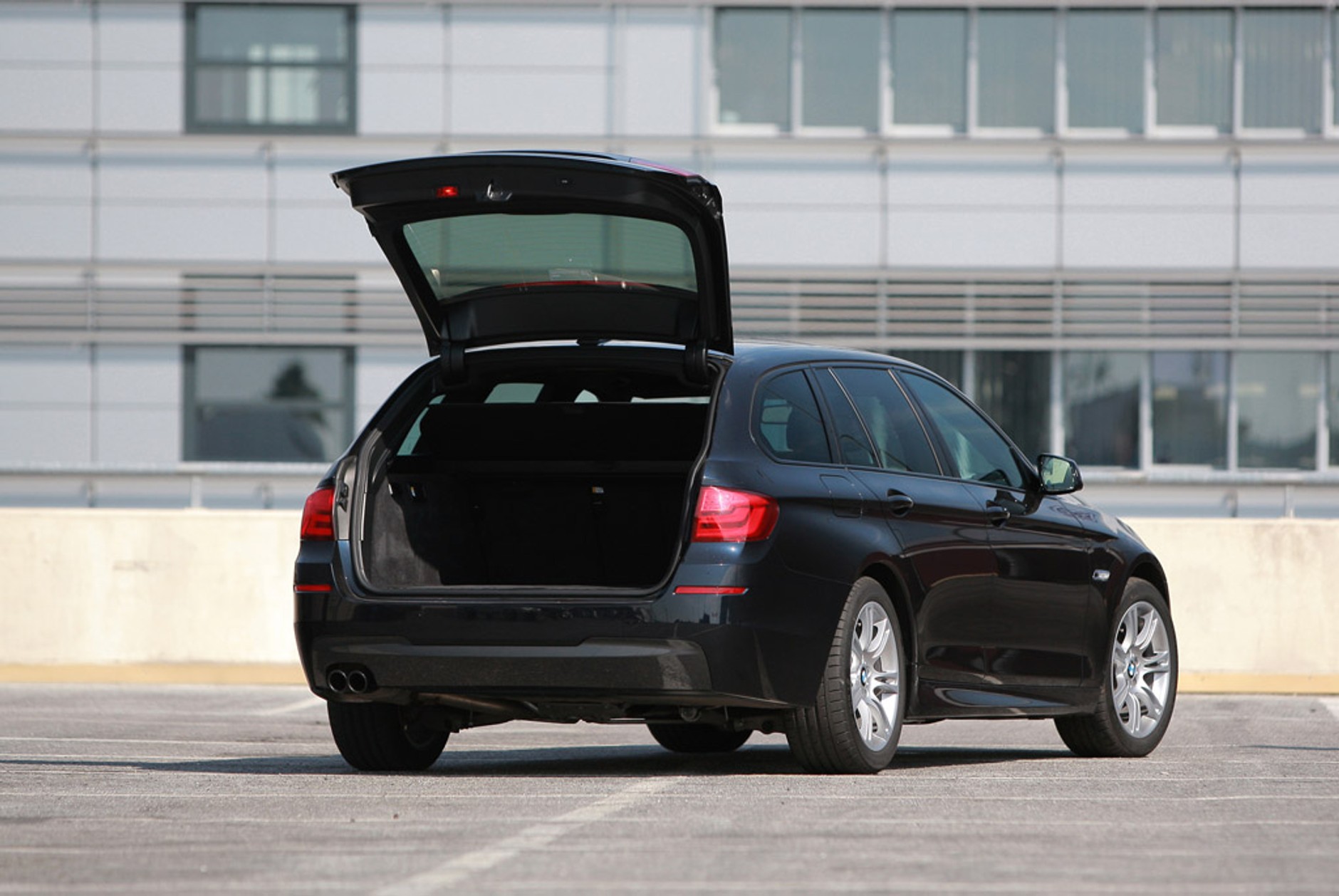 Skoda Superb kontra BMW serii 5 i Mercedes klasy E: czy Skoda okaże się lepsza od Mercedesa i BMW?