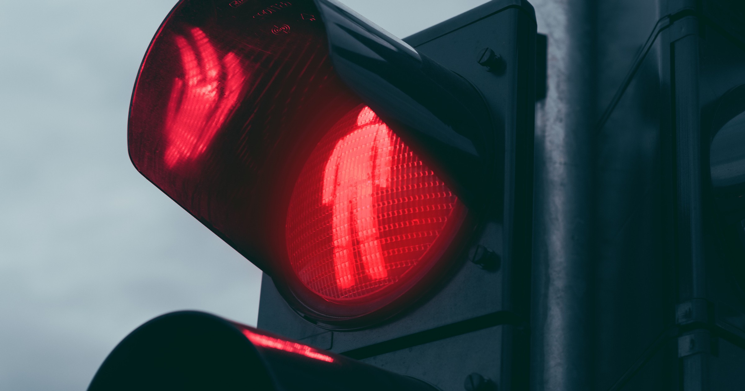 Sygnalizatory stoją wyżej w hierarchii niż ogólne zasady ruchu drogowego 