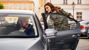 Na taksówce bez prawa jazdy, bez prawa pobytu i na cudze konto. Uber chce poskromić kierowców
