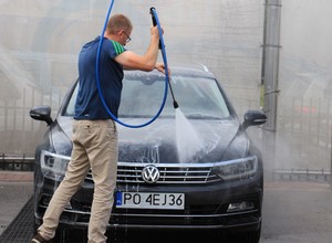 Czy wiesz, jak korzystać z myjni? Zamiast umyć auto, możesz je uszkodzić