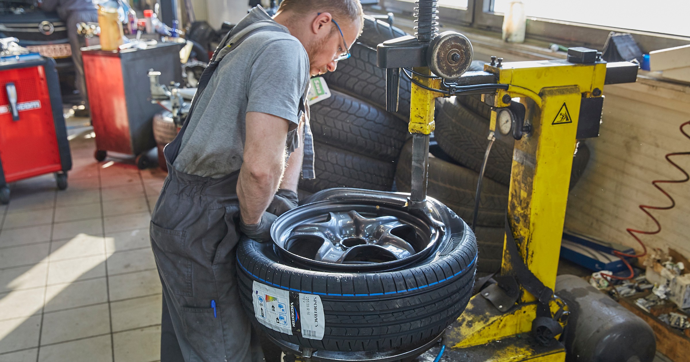 Pierwszy śnieg oznacza, że wielu z nas pojedzie na wymianę opon lub kół. O czym trzeba pamiętać?