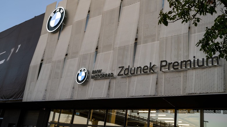 Nowy salon BMW w dawnym biurowcu FSO (Warszawa)