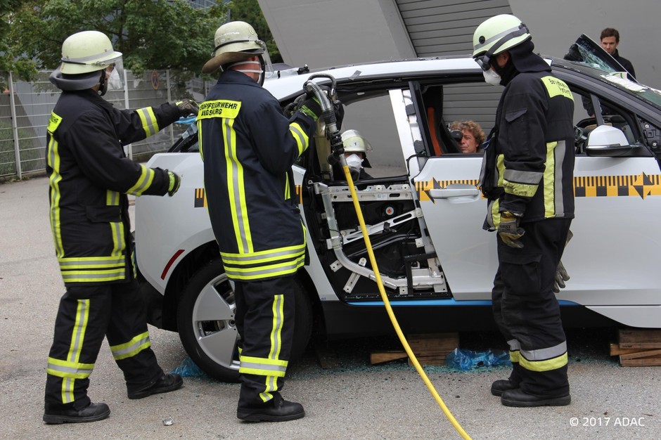 Nowa procedura testów zderzeniowych w Euro NCAP - uwzględniono w niej ocenę ratowników i strażaków