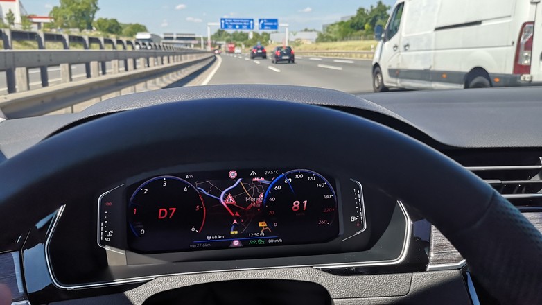 Na autostradzie opcje utrzymywania odpowiedniej prędkości i odstępu, a także korygowanie toru jazdy działą nieźle, to odpowiedź na potrzeby starszych lub choćby zmęczonych kierowców