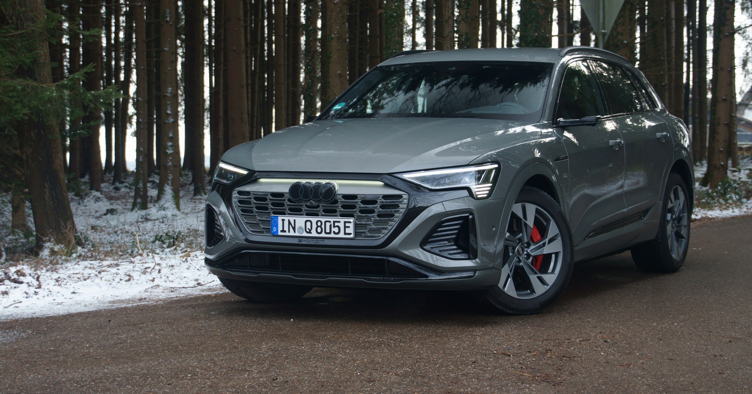 Pierwsza jazda Audi Q8 55 e-tron. Co zmieniło się oprócz nazwy?