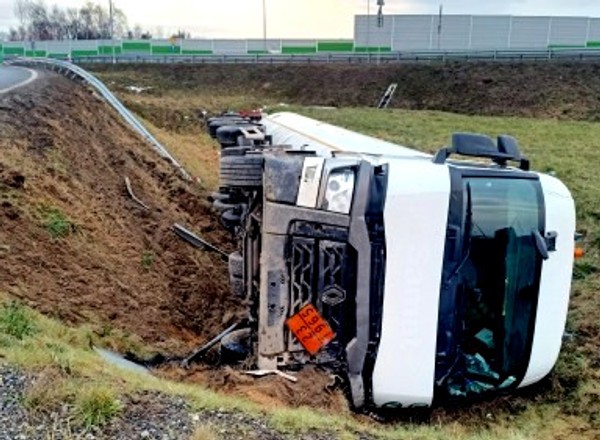 Cysterna wpadła do rowu. Policjanci mogli się domyślać dlaczego