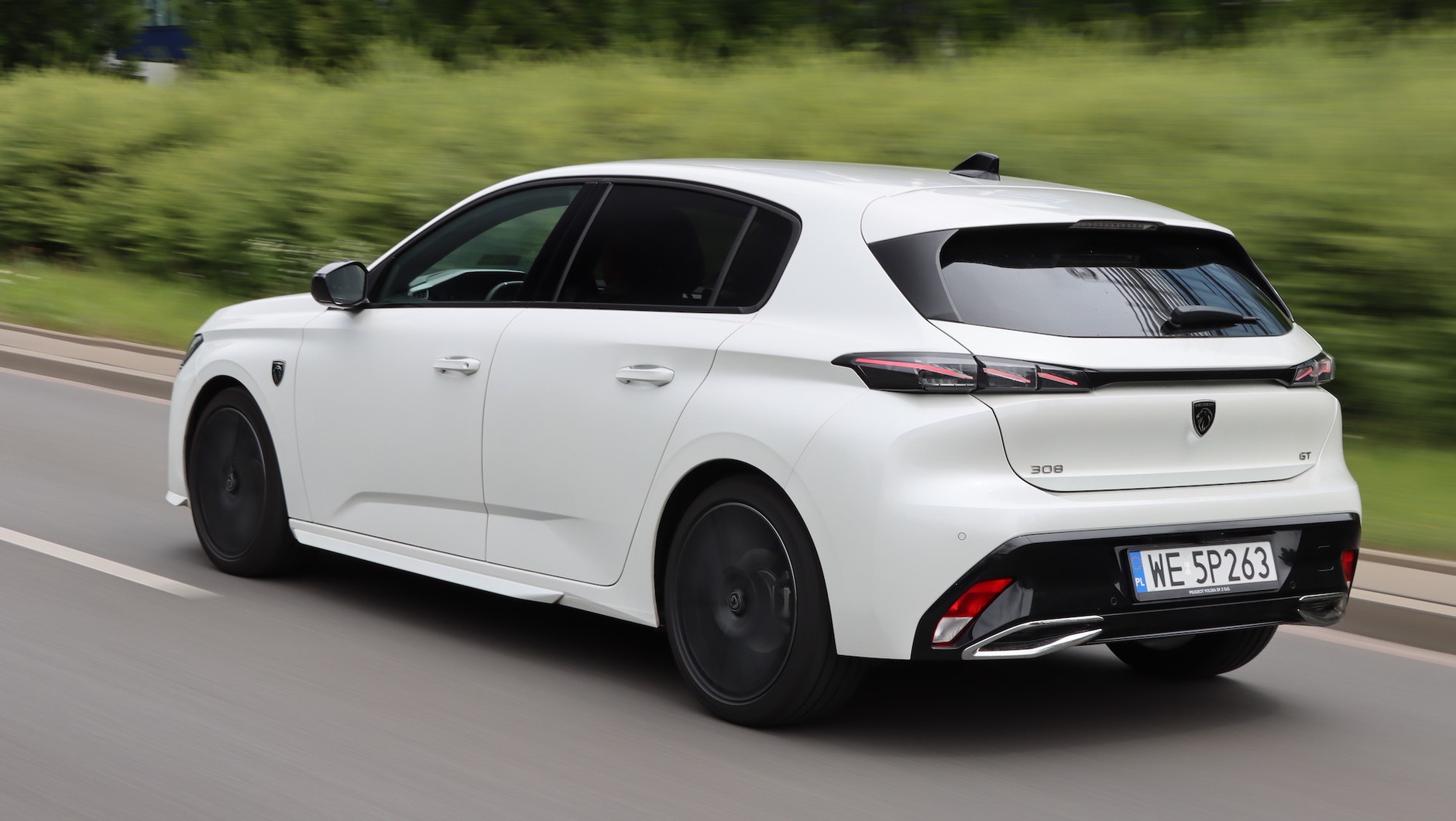 Dwie chromowane końcówki wydechu i duży spoiler dachowy wzmacniają sportowy image 308 GT Pack