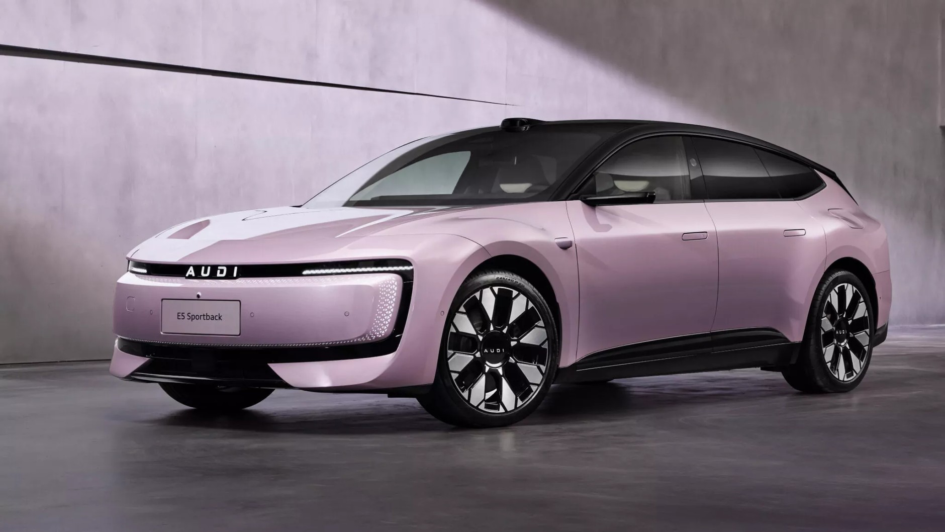 AUDI E5 Sportback, czyli model, który powstał od podstaw w Chinach i dla Chińczyków, choć na jego design wpływ miał też projektant z Polski, Kamil Łabanowicz. Po kilku miesiącach zainteresowanie nabywców tym modelem spadło. 