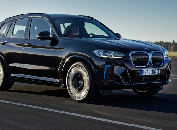 BMW iX3 po liftingu - teraz bardziej sportowe