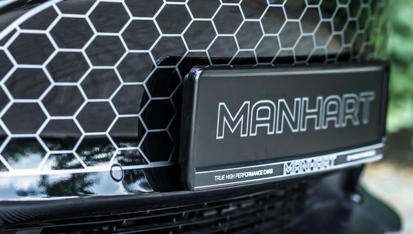 Manhart TM3 720 – Tesla Model 3 z naklejonym grillem