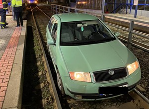 Jechała za nawigacją. Utknęła na przystanku tramwajowym...