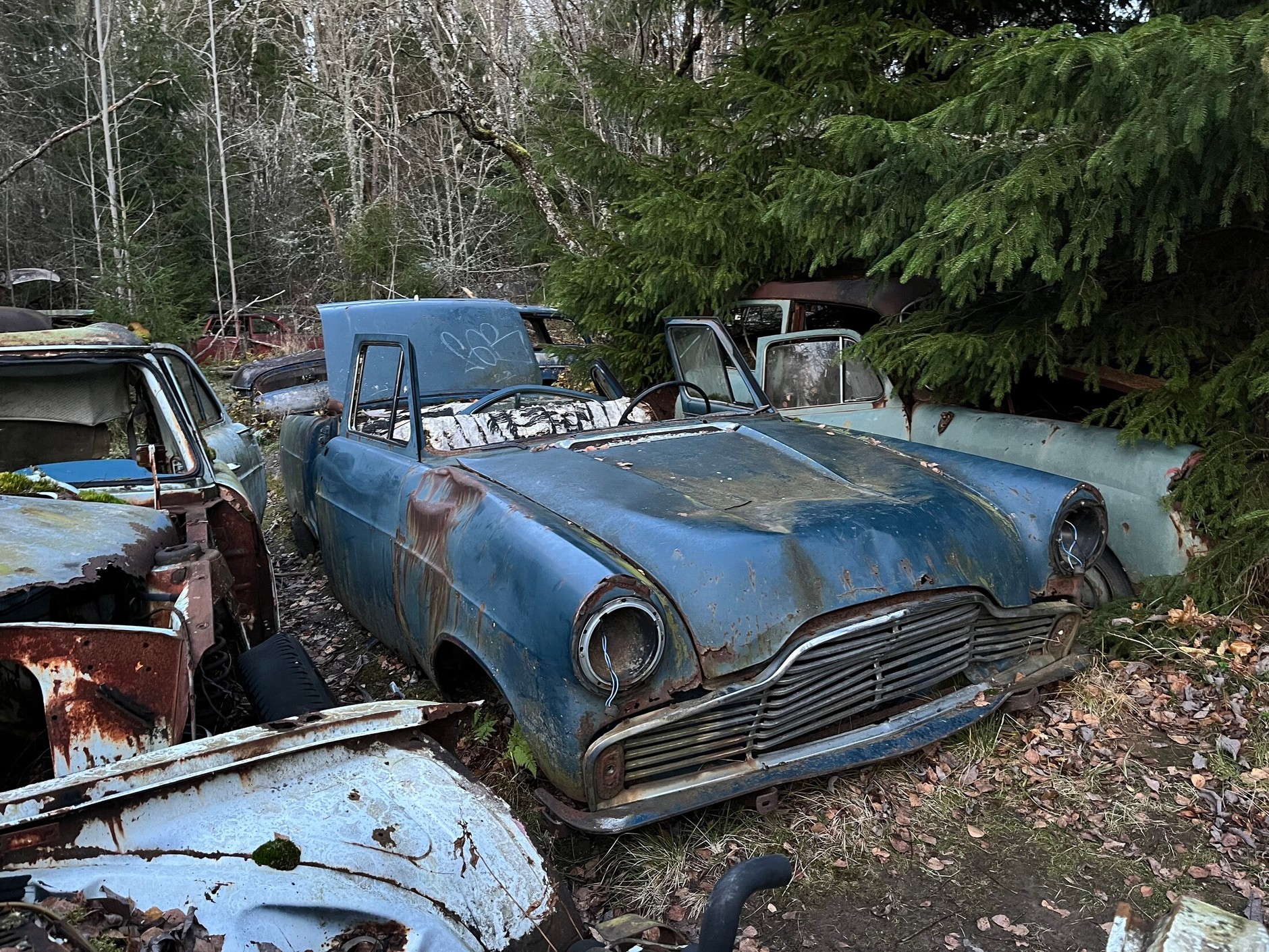 Cmentarzysko samochodów w Bastnas w Szwecji