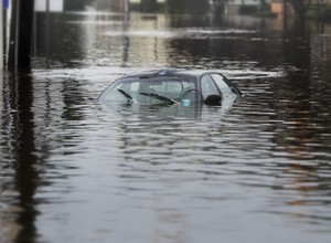 Samochód po powodzi: o tym, czy to już tylko złom, decydują dwie rzeczy