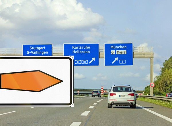 Znak z pomarańczową strzałką. Wyglądem przypomina trumnę, ale jest pomocny dla kierowców