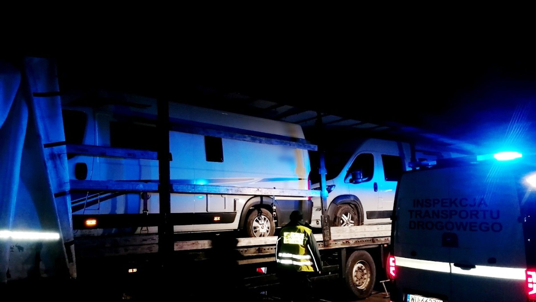 Skradzione kampervany ukryte w naczepie litewskiego tira