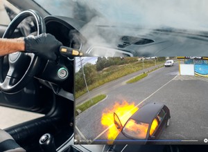 Sprzątał auto i postanowił zapalić. Tego się nie spodziewał [WIDEO]