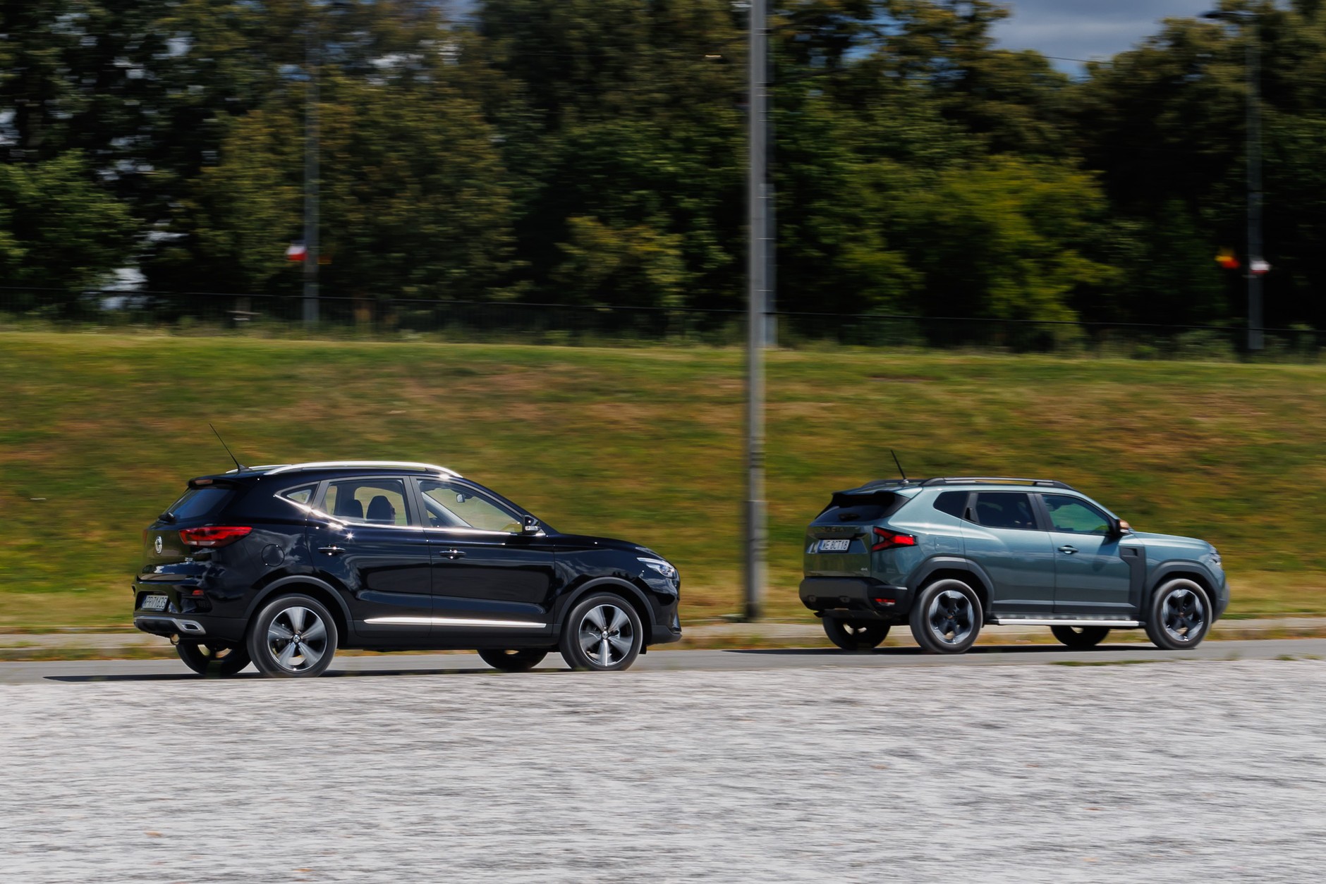 Dacia Duster kontra MG ZS. Porównanie dwóch budżetowych samochodów
