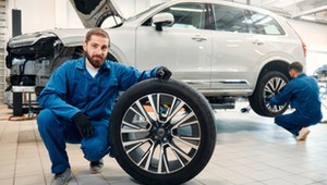 Ile kosztuje wymiana opon w 2025 roku? Masz mocne nowe auto, to słono zapłacisz