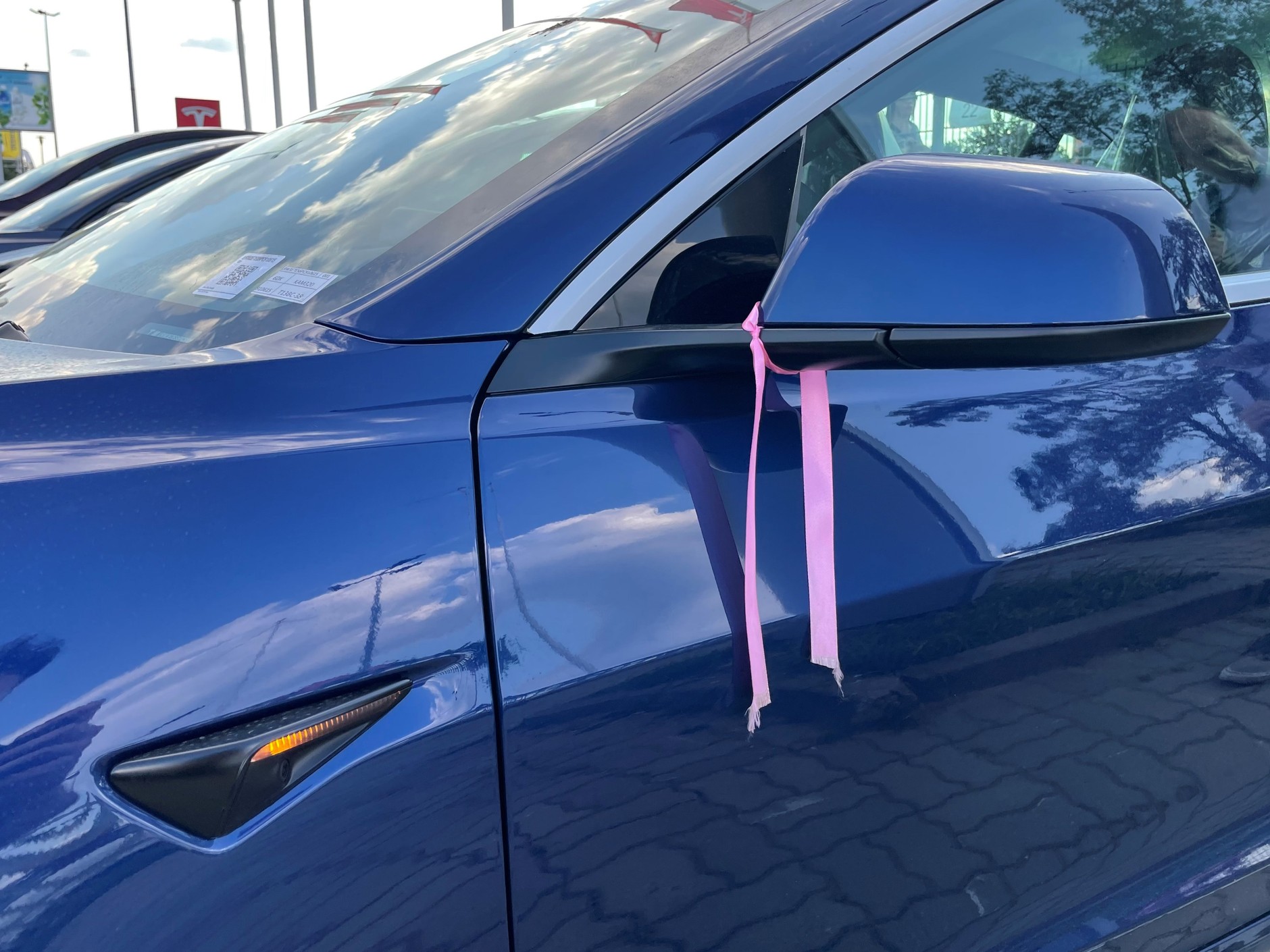 Wstążeczka i włączone awaryjne to komunikat "Umyj mnie!"