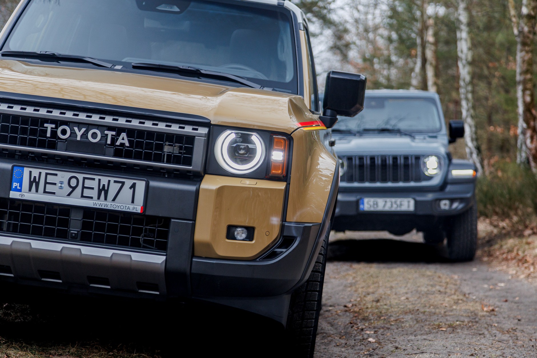 Wrangler mały nie jest, ale Land Cruiser to już kolos