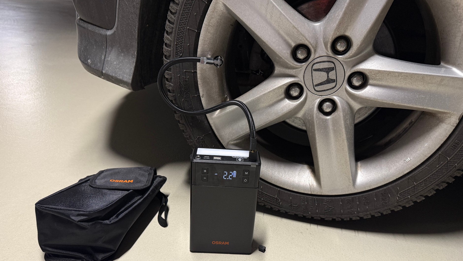 Osram 1000TI – połączenie boostera, lampy i akumulatorowej pompki do kół