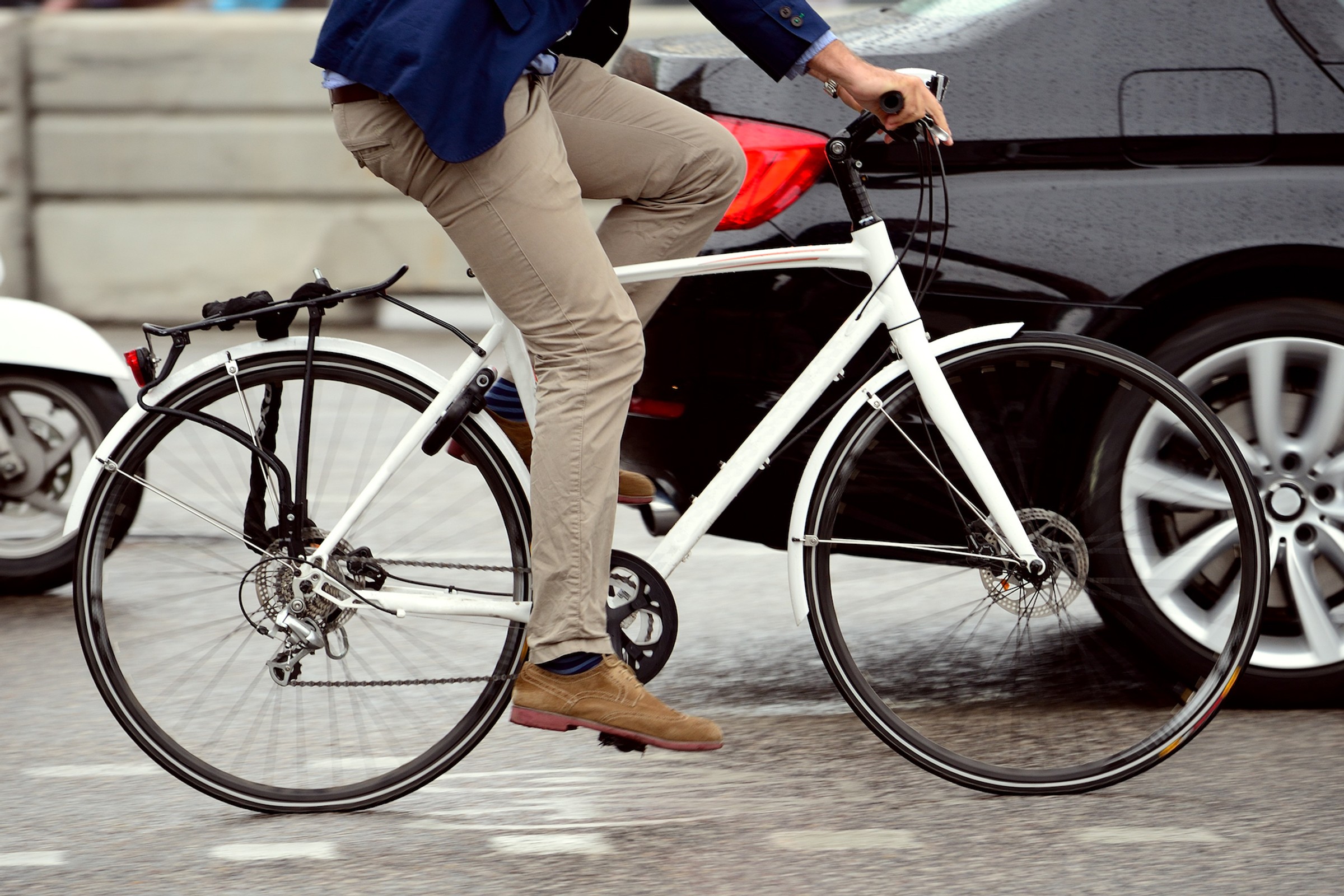 Czy rowerzyści mogą jechać ulicą obok siebie? Sprawdziłem art. 33. Nie jest jasny