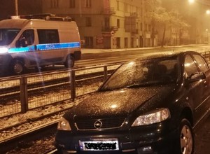 Pijany łodzianin pojechał do monopolowego... Auto utknęło na torowisku
