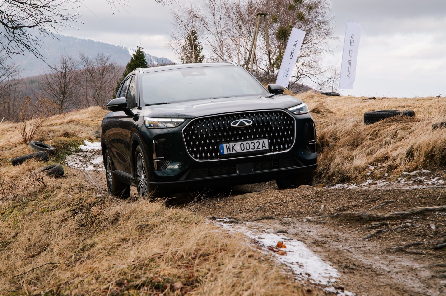 Chery Tiggo 9 nieźle radzi sobie na nieutwardzonych drogach, choć prześwit wynoszący 181 mm nie pozwala na pokonywanie poważniejszych przeszkód. W trybie terenowym napęd sprawnie rozdziela moment obrotowy między obie osie, a silnik spalinowy pracuje przez cały czas. 