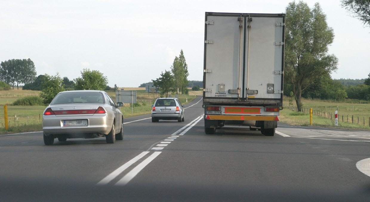 Podwójna linia ciągła to zakaz wyprzedzania? Nie, to zależy od parametrów drogi i warunków