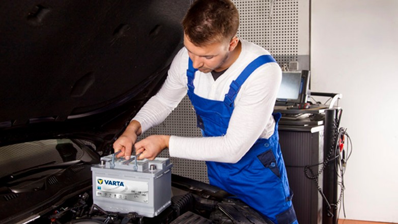 Wymiana akumulatora to obecnie znacznie bardziej skomplikowana sprawa niż kiedyś. Wymianę akumulatora należy zlecić autoryzowanemu warsztatowi.