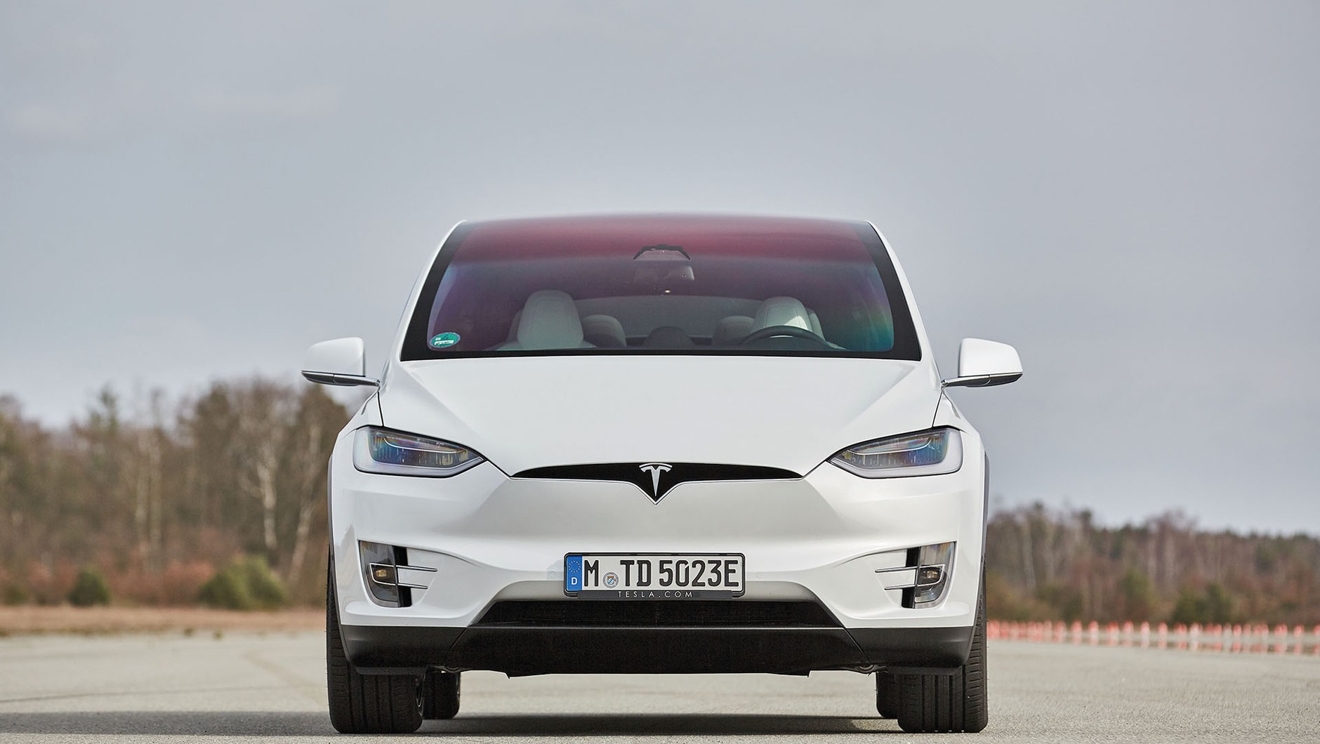Tesla Model X kontra Audi e-tron - które elektryczne auto będzie lepszym wyborem?