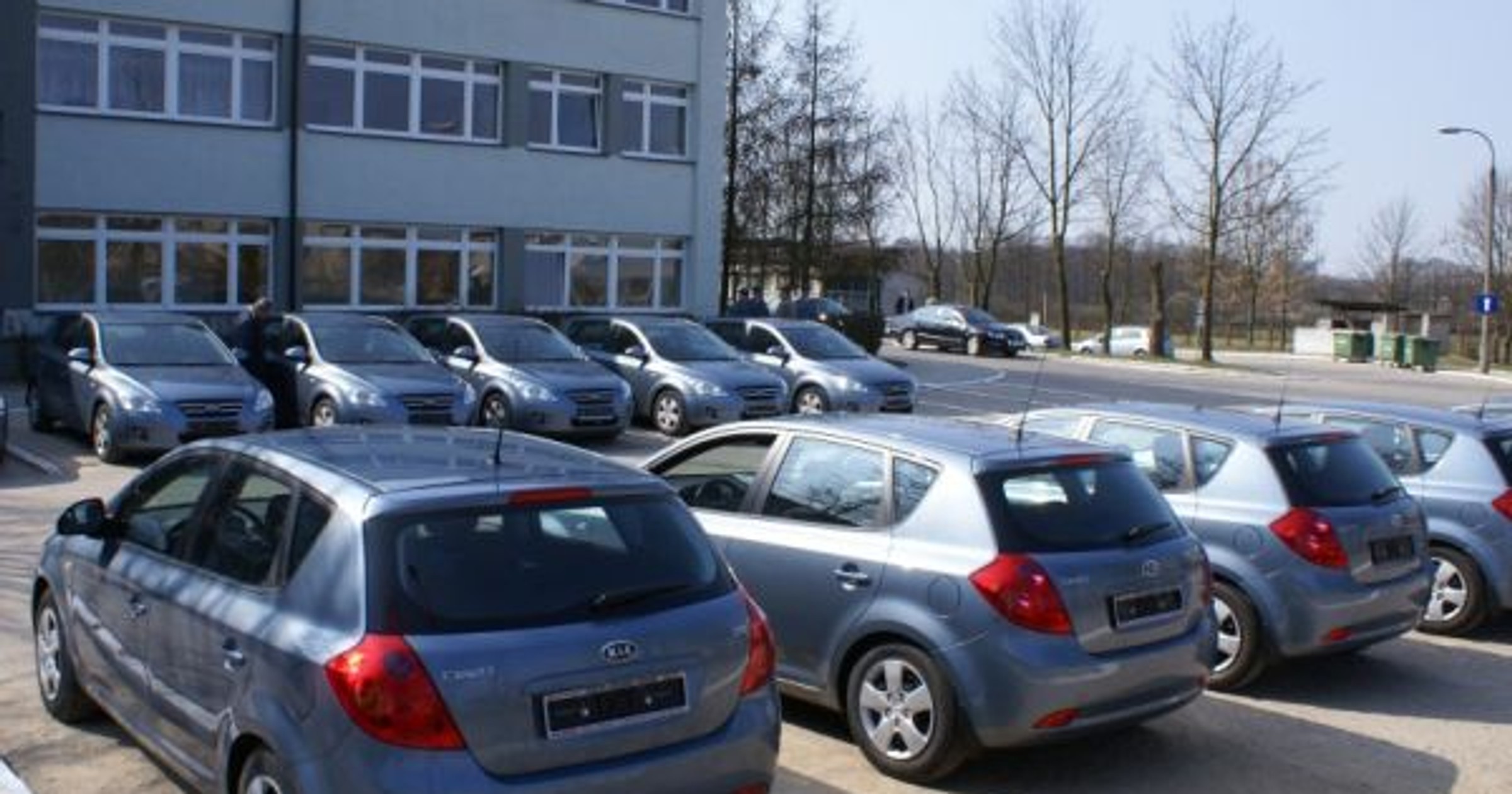 Radiowozy na placu