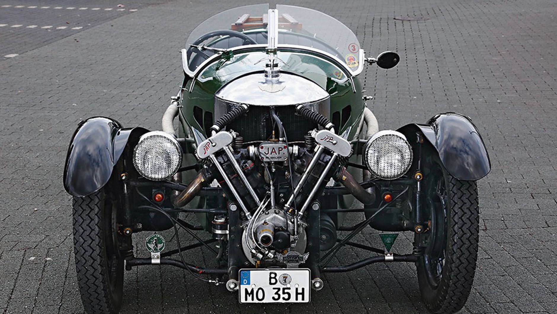 Morgan z 1935 roku to pojazd dla twardzieli, którzy nic sobie nie robią z niskiej temperatury i deszczu. Trzykołowiec odwdzięcza im się niezapomnianymi wrażeniami.