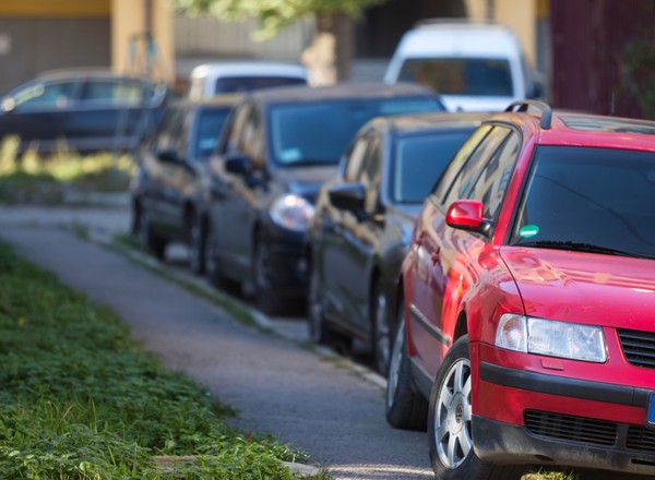 Chodnik tylko dla pieszych. Parkowanie... po staremu