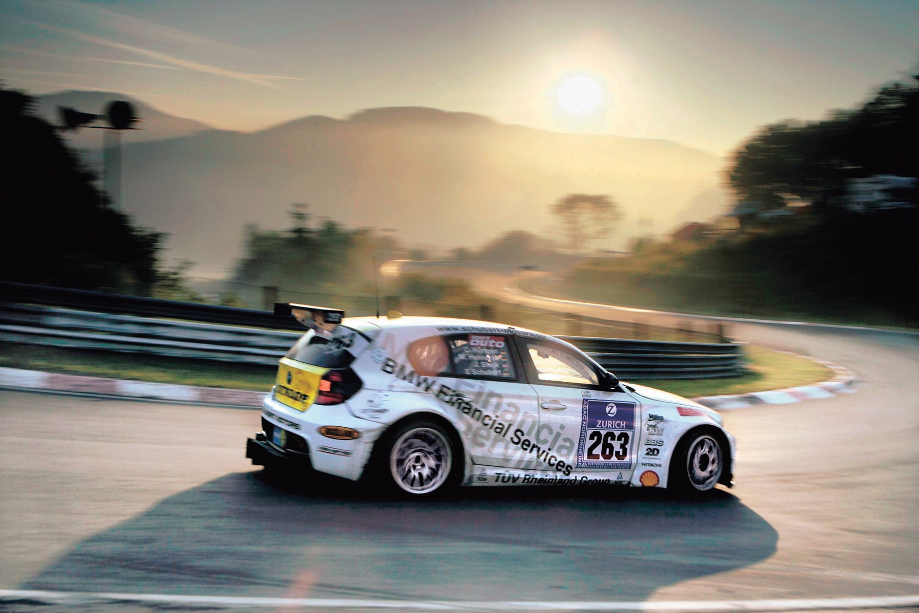 Ile zakrętów ma północna pętla słynnego toru Nurburgring w Niemczech?