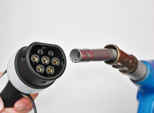 Benzyna, lpg, diesel, hybryda, auto elektryczne – co się opłaca?