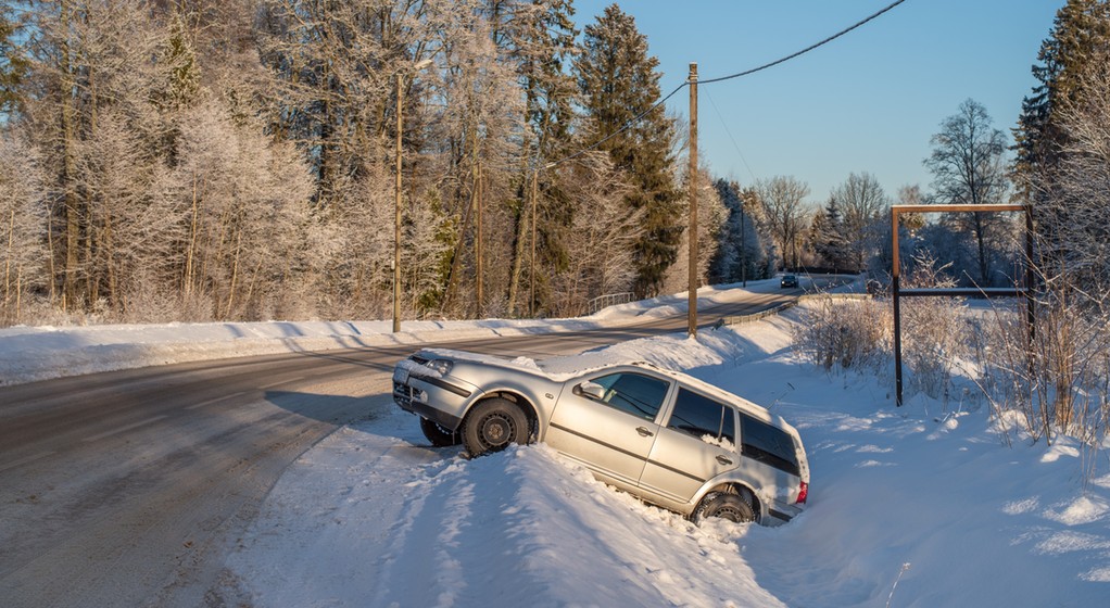 Wypadek w warunkach zimowych – zdjęcie ilustracyjne