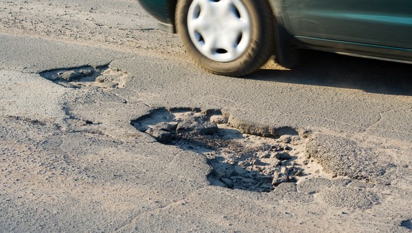 Jak uzyskać odszkodowanie za uszkodzenie auta na dziurawej drodze?