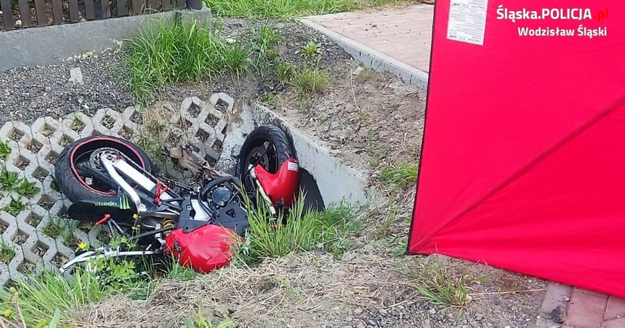 Obraz pochodzący z serwisu https://slaska.policja.gov.pl/kat/informacje/wiadomosci/385042,Wyjasniamy-okolicznosci-smiertelnego-wypadku-i-apelujemy-do-kierowcow-o-rozsadek.html