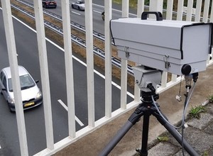Nowy sprzęt do śledzenia kierowców z telefonem w ręku