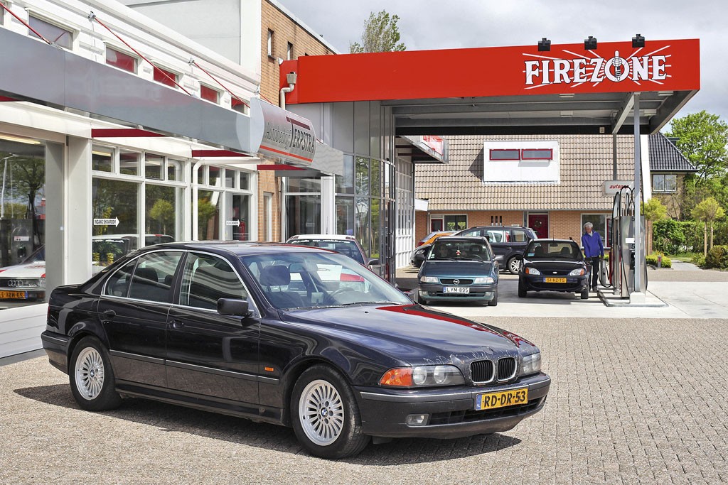 Mimo upływu lat BMW 525 TDS nadal robi groźne wrażenie, ale na jej wizerunku widać oznaki zmęczenia. Wygląda trochę jak... Chuck Norris!