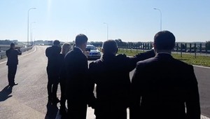 Niebezpieczne otwarcie S7 pod Krakowem. Oficjele stali tuż przy drodze [Nagranie]