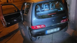 Uciekał przed policją kradzionym Fiatem Seicento. Wiózł towar do klienta