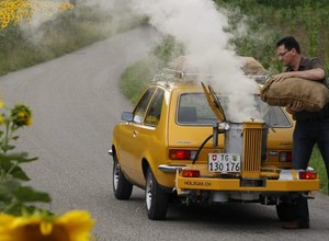 Tankuj chrust! Jak przerobić auto, żeby jeździło na holzgas?