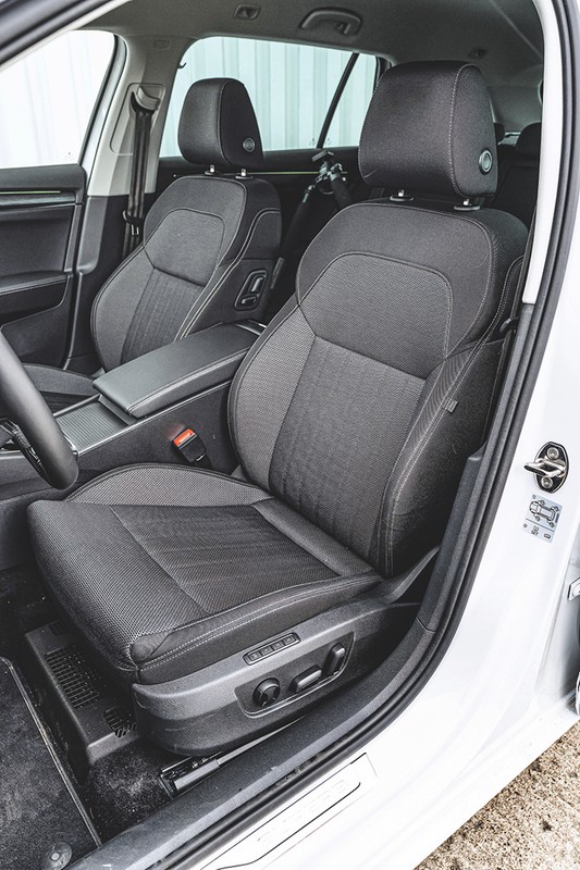 Skoda Superb Combi – przednie fotele