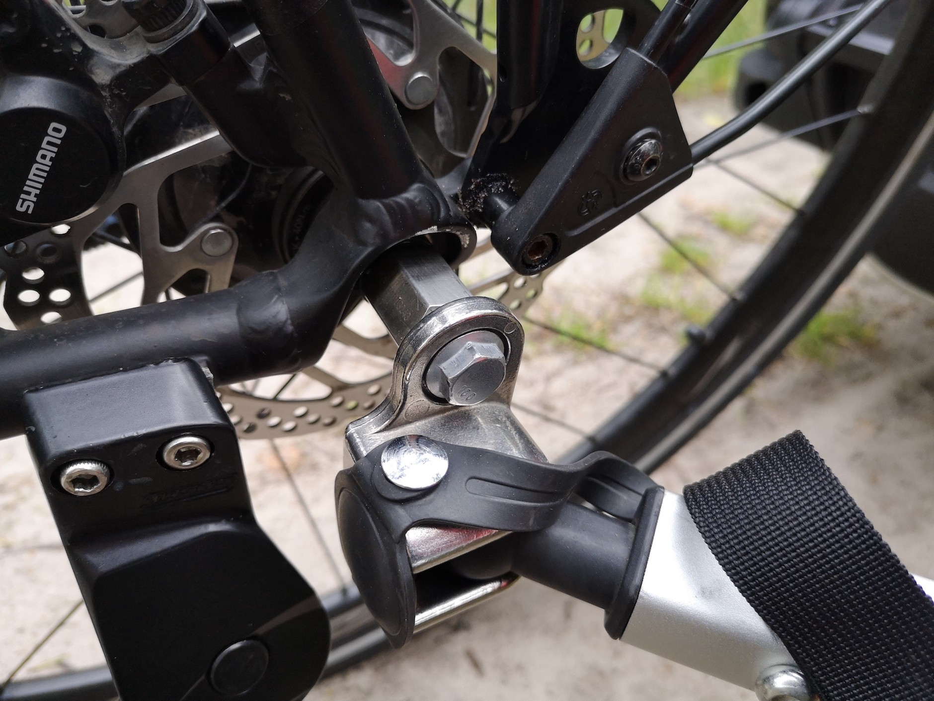 Mocowanie (tu z adapterem do piasty wielobiegowej): gumowa, zakończona kulą końcówka dyszla jest odporna na „przewrotki” roweru. Zabezpiecza przyczepkę przed wywróceniem się i wygina, zamiast się złamać