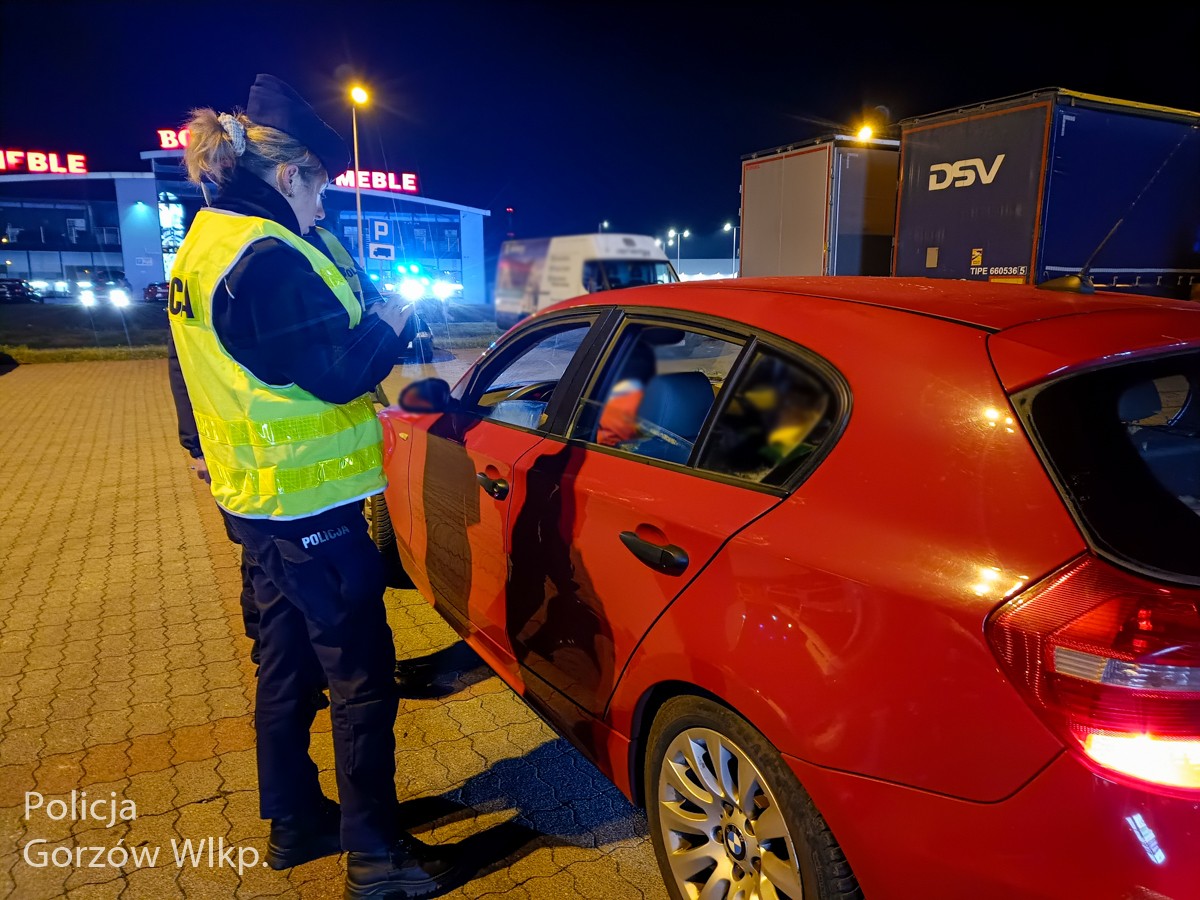 Kontrola policji na parkingu
