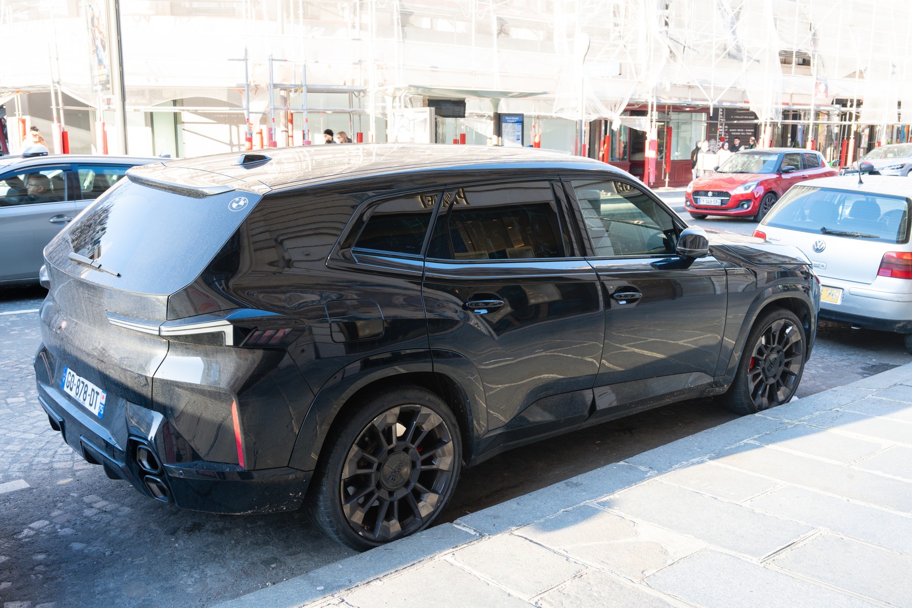 Parkowanie dużego SUV-a kosztuje w Paryżu trzykrotnie więcej, niż parkowanie małego auta miejskiego. Cena za godzinę to 18 euro!